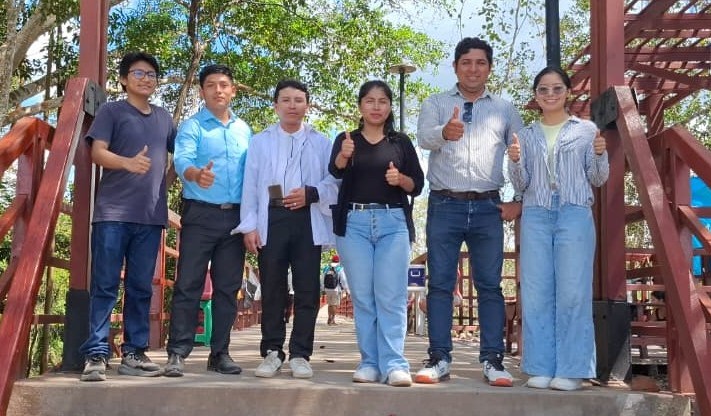 Equipo de científicos y comunidad local en el bosque tropical.